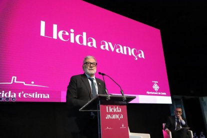 L’alcalde, Fèlix Larrosa, durant la seua conferència ahir a la Llotja. - MAGDALENA ALTISENT