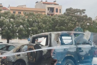 El cotxe incendiat.