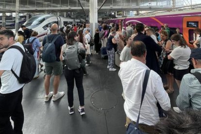 Los viajeros afectados esperaron en un andén de Atocha para ser reubicados.