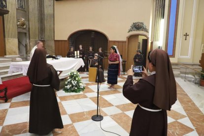 Karen Vázquez entrega las ropas de novia maya con las que inició la ceremonia de acceso al noviciado. - MAGDALENA ALTISENT