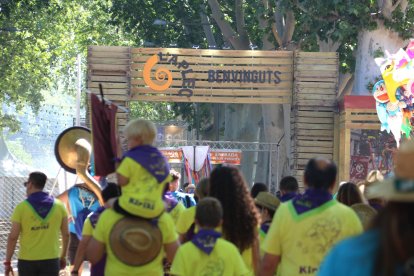 Colistas de una peña del Aplec del Caragol entrando en el recinto de los Camps Elisis.
