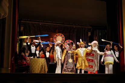 Los alumnos de 1.º de ESO del Colegio Mater Salvatoris triunfan con el musical 'Beauty and the Beast' en el Teatre de l'Acadèmia Mariana de Lleida. 