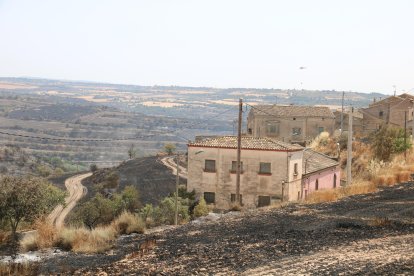 Cases del nucli de la Curullada envoltades pel foc de Granyena de Segarra