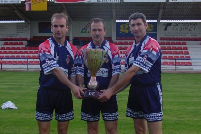 Edu Pons, Carles Viladegut i Andreu Martínez amb la copa de campions.