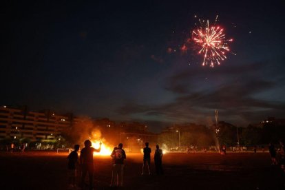 Amics i familiars es van reunir ahir al costat d’una foguera a Cappont per gaudir dels focs artificials durant la revetlla de Sant Joan. - AMADO FORROLLA