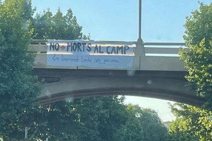 Este cartel lleva unos días colocado en uno de los puentes de Fraga.