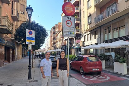 Cristina Morón, tinent d'alcalde de mobilitat de l'Ajuntament de Lleida, aquest dimarts en un dels accessos a la ZBE.