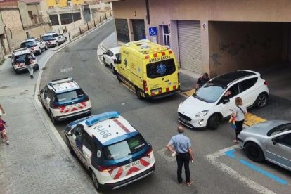 Imatge de les patrulles dels Mossos d’Esquadra i de l’ambulància del SEM al lloc dels fets.