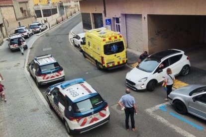 Imagen de las patrullas de los Mossos d’Esquadra y de la ambulancia del SEM en el lugar.