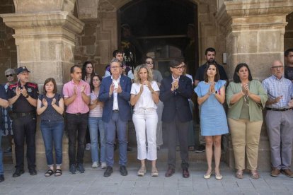 El president Illa i la consellera Parlon van presidir el minut de silenci ahir a Agramunt. - LAIA PEDRÓS