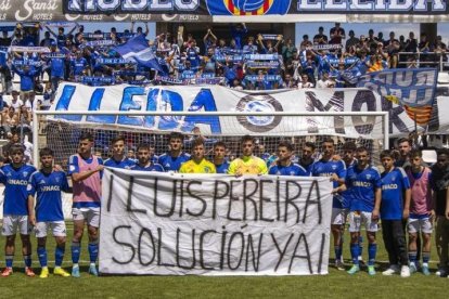 La plantilla va exhibir aquesta pancarta davant de l’Espanyol B reclamant a Luis Pereira els diners que deu. - JORDI ECHEVARRIA