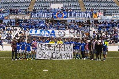 La plantilla exhibió esta pancarta ante el Espanyol B reclamando a Luis Pereira el dinero adeudado. - JORDI ECHEVARRIA