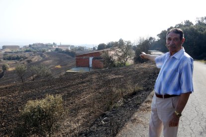Francisco Vilà, vecino de Guardiola (Vilanova de l'Aguda), muestra una de sus granjas, salvada por las llamas del incendio de Torrefeta.
