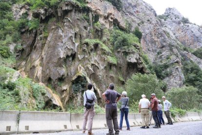 Turistes ahir visitant l’Argenteria, a la Pobla de Segur. - EDGAR ALDANA