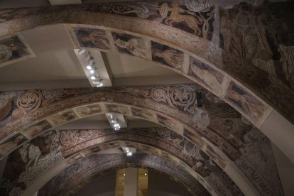 Imagen de los fragmentos pictóricos del monasterio de Sijena que se conservan desde hace seis décadas en el MNAC y que reclama Aragón. - ACN