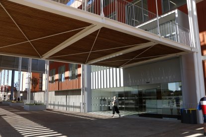 Accés a l'edifici de consultes externes a l'Hospital Arnau de Vilanova de Lleida.