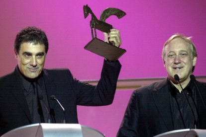 Toni Cruz y Josep Maria Mainat recogiendo un Ondas de TV en el 2002.