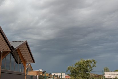 El cielo de este sábado al mediodía en Lleida