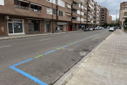 Places de zona verda sense ocupar ahir al carrer Segrià, a Joc de la Bola. - MARC CARBONELL