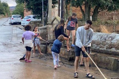 Veïns de Cabanabona netejant el fang d’un dels carrers de la localitat.- A. CABANABONA