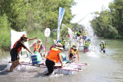 Les guerres d’aigua entre les embarcacions participants van començar tot just avarar les naus al riu, al Partidor de Gerb. - RÀDIO BALAGUER