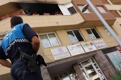 Un agente de la Policía Local de Fraga durante un servicio en la capital del Baix Cinca.