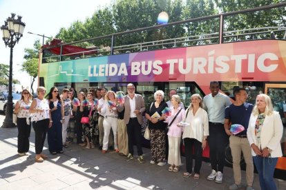 El alcalde, Fèlix Larrosa, con ediles y técnicos del área de Turismo en la presentación del nuevo bus. - MAGDALENA ALTISENT