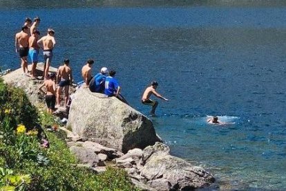 Algunos de los jóvenes que se bañaron en el estanque Gerber. - @PIJOAN_JORDI
