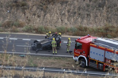 Un choque con dos vehículos corta dos carriles en la autovía A2 a su paso por Lleida