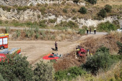 El cotxe va sortir de la via, va caure per un desnivell d’uns 15 metres i va quedar ocult entre uns matolls