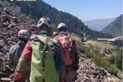 Els espeleòlegs van ser evacuats fins als seus vehicles. - GUÀRDIA CIVIL