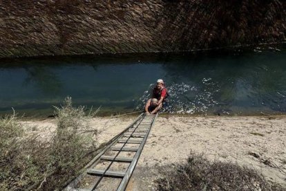 Efectivos de los Bomberos, en colaboración con ciudadanos, rescataron al hombre del canal. - BOMBEROS DE LA GENERALITAT