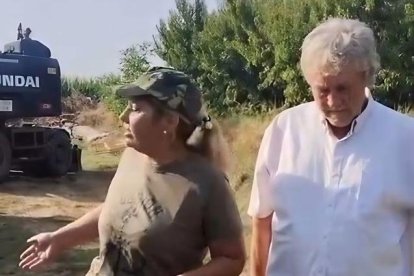 La ‘tiktoker’ Lola Vale con el propietario de la finca.