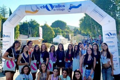 La veintena de jóvenes de la Coral Shalom, en el festival Choralies de Vaison-la-Romaine. - CORAL SHALOM