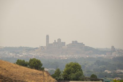 Cel enterbolit ahir a la capital del Segrià pel fum dels incendis a la Península