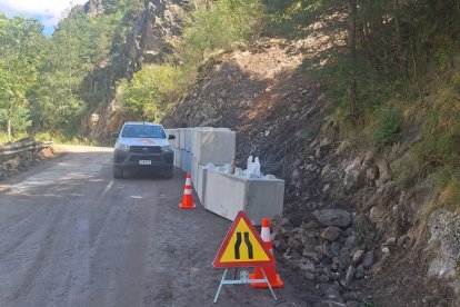 Els blocs de contenció a la carretera.