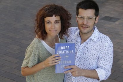 La psicòloga Anna Lloret, ahir al costat de l’autor del llibre, el periodista lleidatà Ferran Grau.