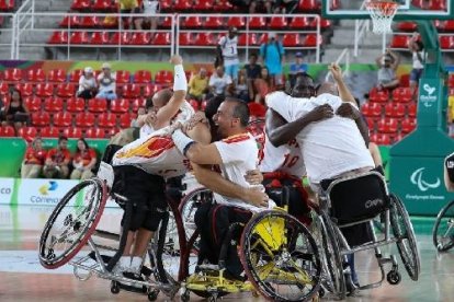 Els jugadors espanyols de bàsquet celebren la victòria.