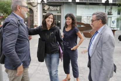 Núria Parlon saluda Larrosa en presència de Lafuente i Ros a l’arribar a la seu de l’IMAC.