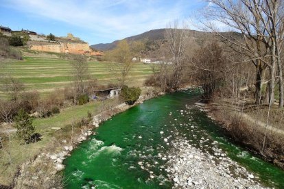 El río Valira, teñido de verde en La Seu d'Urgell