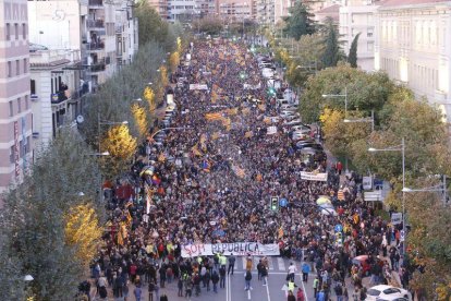 Miles de personas vuelven a reclamar libertad para los ocho exconsellers y los Jordis