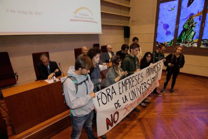 Imatges del boicot de 8 estudiants a un acte de la UdL