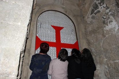 El grupo de tejedoras ha decorado el templo con elementos de lana e hilo.