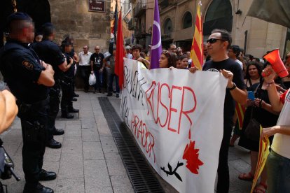 Imatges de la manifestació al carrer Cavallers contra el parador del Roser de Lleida