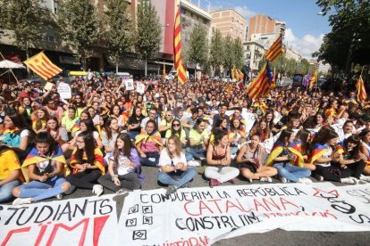 Un miler d'estudiants es manifesten a Lleida ciutat en defensa del referèndum.