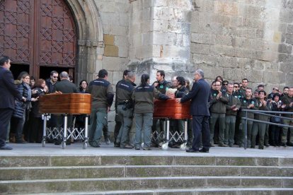 Familiars, companys del cos i diferents representants polítics i sindicals encapçalades pel president Puigdemont donen l'últim adéu a les víctimes del doble homicidi