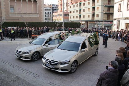 Familiars, companys del cos i diferents representants polítics i sindicals encapçalades pel president Puigdemont donen l'últim adéu a les víctimes del doble homicidi