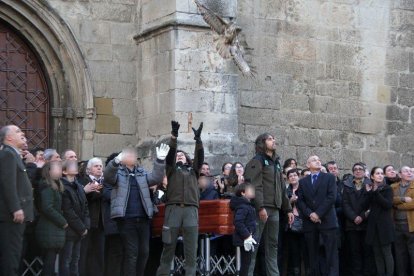 Familiares, compañeros del cuerpo y diferentes representantes políticos y sindicales encabezadas por el presidente Puigdemont dan el último adiós a las víctimas del doble homicidio