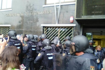 Imatges de les intervencions de Policia Nacional i Guàrdia Civil en col·legis electorals de Lleida.