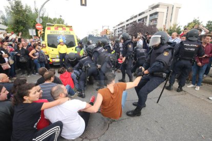 Imatges de les intervencions de Policia Nacional i Guàrdia Civil en col·legis electorals de Lleida.